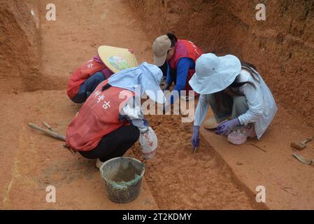 (231020) -- GUANGZHOU, 20. Oktober 2023 (Xinhua) -- Archäologen arbeiten an einem neu gegrabenen Grab aus der westlichen Han-Dynastie (202 v. Chr. - 25 n. Chr.) an der Huogaidingling-Stätte in Guangzhou, südchinesischer Provinz Guangdong, 18. Oktober 2023. ZU „Grab aus über 2.000 Jahren entdeckt in Südchina“ (Guangzhou Municipal Institute of Cultural Heritage and Archaeology/Handout Via Xinhua) Stockfoto