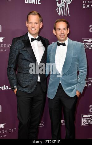 Hendrik Streeck mit Ehemann Paul Zubeil zum Tribut to Bambi 2023 im JW Marriott Hotel. Berlin, 19.10.2023 *** Hendrik Streeck mit Ehemann Paul Zubeil beim Tribute to Bambi 2023 im JW Marriott Hotel Berlin, 19 10 2023 Foto:Xn.xKubelkax/xFuturexImagex Tribute bambi 3263 Credit: Imago/Alamy Live News Stockfoto