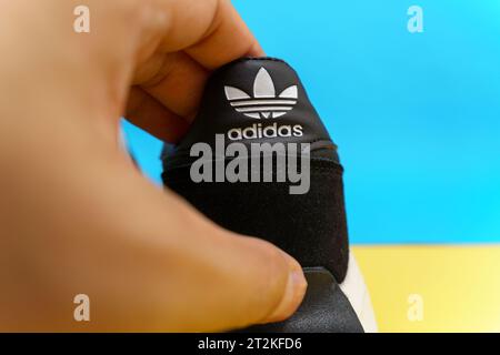 Tyumen, Russland, 03. August 2023: Schwarze Adidas Sneakers. Multinationales Unternehmen selektiver Fokus Stockfoto