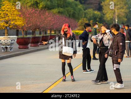 Zwei modische junge vietnamesische Mädchen und ein Junge in der Nähe von Ho Chi Minh's Mausoleum am Ba Dinh Platz, Hanoi, Vietnam. Stockfoto