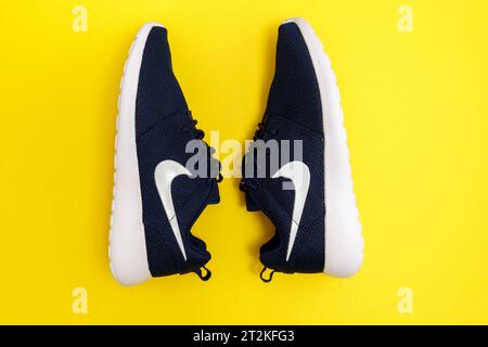 Tyumen, Russland, 03. August 2023: Blaue Nike Sneakers. Gelber Hintergrund, Sportschuh Sneakers Lifestyle Konzept Streetwear Stockfoto