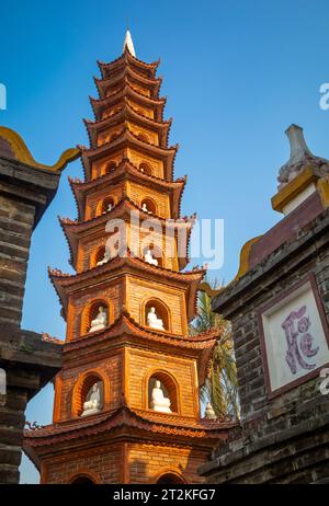 Der 11-stöckige 15 m hohe Turm namens Bao Thap (kostbare Stupa) an der Tran Quoc Pagode in Hanoi, Vietnam. Der Turm wurde 1998 erbaut und repräsentiert die Ni Stockfoto