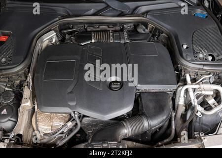 Motorraum und Motorabdeckung aus Kunststoff. Moderner Gebrauchtwagen, Draufsicht, keine Leute. Stockfoto