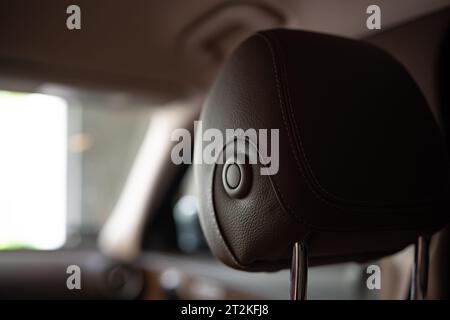 Moderne Kopfstütze mit Lederbesatz im Auto. Nahaufnahme, geringe Schärfentiefe, keine Personen. Stockfoto