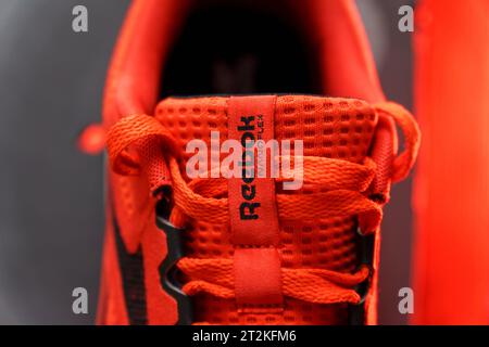 Tyumen, Russland, 03. August 2023: Stylische Red Reebok Sneakers zum Laufen. Modell Nanoflex TR 2,0 Stockfoto