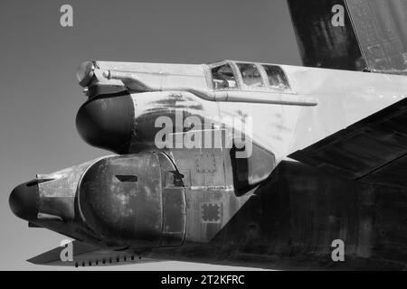 Schwarzweißfoto der „Quad“ Tail Gun (4 x 50 cm)-Rüstung auf Einer Boeing B-52 Stratofortress, aufbewahrt im Pima Air & Space Museum. Stockfoto