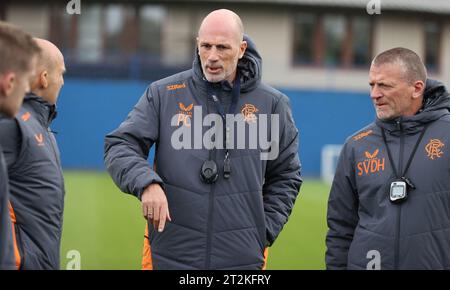 Rangers Manager Philippe Clement (Mitte) während einer Trainingseinheit bei Rangers Training Session, Glasgow. Bilddatum: Freitag, 20. Oktober 2023. Stockfoto