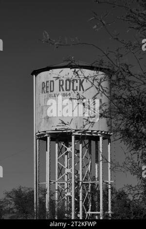 Ein lange stillgelegter Railroad Water Tower in Red Rock, Pinal County, Arizona, USA Stockfoto