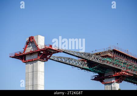 Blick auf ein Eisenbahnviadukt im Bau-, Ingenieur- und Verkehrskonzept Stockfoto