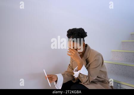 Mitarbeiter nutzen im Büro ein digitales Tablet. Geschäfts- und Berufskonzept. Stockfoto