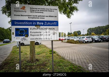 Oranienburg im Bundesland Brandenburg Bahnhof Oranienburg, PR Parkund Ride Parkplatz für Pendler, ÖPNV - 20.10.2023 Oranienburg *** Oranienburg im Land Brandenburg Bahnhof Oranienburg, P R Park and Ride Parkplatz für Pendler, öffentliche Verkehrsmittel 20 10 2023 Oranienburg Stockfoto