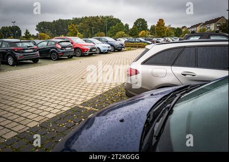 Oranienburg im Bundesland Brandenburg Bahnhof Oranienburg, PR Parkund Ride Parkplatz für Pendler, ÖPNV - 20.10.2023 Oranienburg *** Oranienburg im Land Brandenburg Bahnhof Oranienburg, P R Park and Ride Parkplatz für Pendler, öffentliche Verkehrsmittel 20 10 2023 Oranienburg Stockfoto