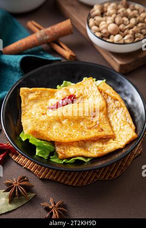 Marinierte Tofu-Haut in Gewürzsauce Stockfoto