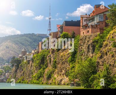 Die Häuser am Rand einer Klippe über dem Fluss Kura. Tiflis, die historische Stadt Stockfoto