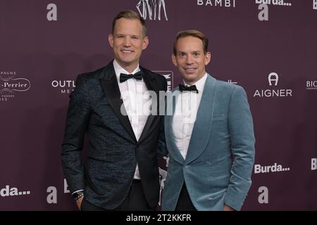 Berlin, Deutschland. Oktober 2023. Hendrik Streeck und Paul Zubeil (von links) präsentieren sich auf dem roten Teppich bei der Benefizveranstaltung „Tribute to Bambi“. Quelle: Michael Bahlo/dpa/Alamy Live News Stockfoto