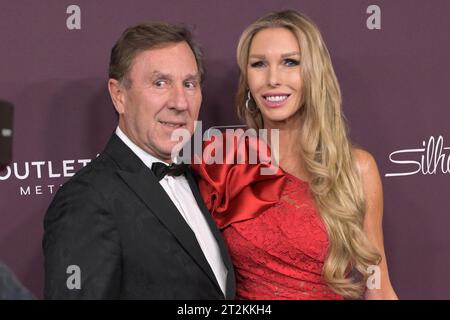 Berlin, Deutschland. Oktober 2023. Ralph Piller und Sabine Piller präsentieren sich auf dem roten Teppich bei der Benefizveranstaltung „Tribute to Bambi“. Quelle: Michael Bahlo/dpa/Alamy Live News Stockfoto