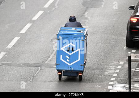 Paris, Frankreich. Oktober 2023. Eine Lieferung für Stuart auf seinem Fahrrad oder Fahrrad. Abbildung: Lieferungen für Lieferplattformen für Heimmahlzeiten zum Mitnehmen in Paris, Frankreich am 19. Oktober 2023. Quelle: Victor Joly/Alamy Live News Stockfoto