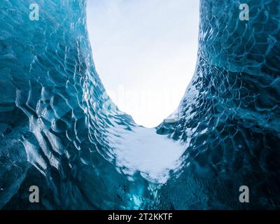 Texturen und Formen in einer Eishöhle im Süden Islands Stockfoto