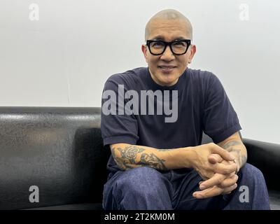 Der südkoreanische Sänger, DJ, Musikproduzent, Tänzer und Songwriter Koo Jun-Yup besucht am 19. Oktober 2023 eine Kunstausstellung in Taipeh City, Taiwan. Stockfoto