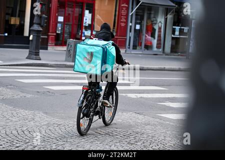 Paris, Frankreich. Oktober 2023. Eine Lieferung für Deliveroo auf seinem Fahrrad oder Fahrrad. Abbildung: Lieferungen für Lieferplattformen für Heimmahlzeiten zum Mitnehmen in Paris, Frankreich am 19. Oktober 2023. Quelle: Victor Joly/Alamy Live News Stockfoto