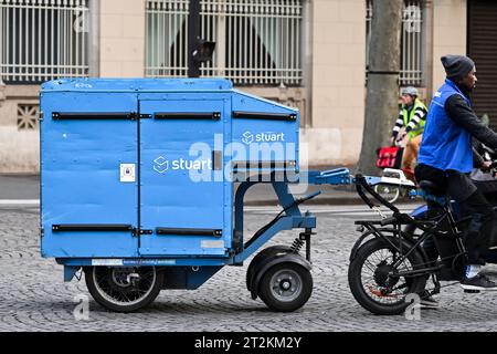 Paris, Frankreich. Oktober 2023. Eine Lieferung für Stuart auf seinem Fahrrad oder Fahrrad. Abbildung: Lieferungen für Lieferplattformen für Heimmahlzeiten zum Mitnehmen in Paris, Frankreich am 19. Oktober 2023. Quelle: Victor Joly/Alamy Live News Stockfoto