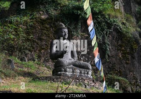 Buddha Statue und tibetische Gebetsfahnen vor dem Eingang zum Messner Mountain Museum bei Bozen, Italien *** Buddha Statue und tibetische Gebetsfahnen vor dem Eingang zum Messner Mountain Museum bei Bozen, Italien Stockfoto