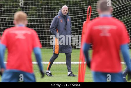 Rangers Manager Philippe Clement (Mitte) beobachtet während eines Trainings bei Rangers Training Session, Glasgow. Bilddatum: Freitag, 20. Oktober 2023. Stockfoto