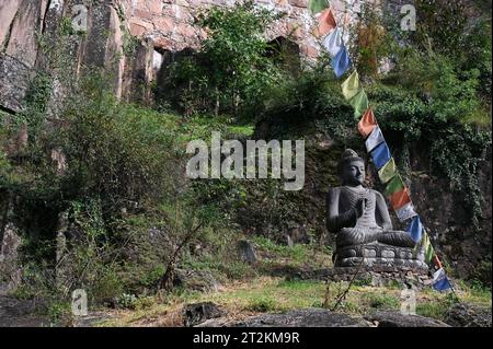 Buddha Statue und tibetische Gebetsfahnen vor dem Eingang zum Messner Mountain Museum bei Bozen, Italien *** Buddha Statue und tibetische Gebetsfahnen vor dem Eingang zum Messner Mountain Museum bei Bozen, Italien Credit: Imago/Alamy Live News Stockfoto