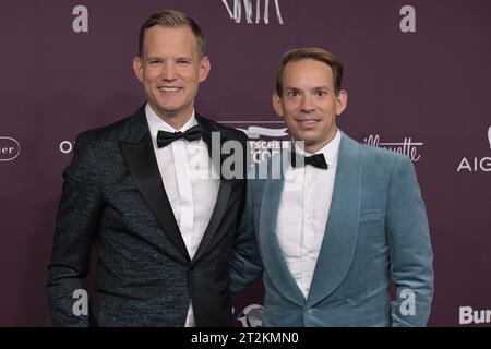 Berlin, Deutschland. Oktober 2023. Hendrik Streeck und Paul Zubeil (von links) präsentieren sich auf dem roten Teppich bei der Benefizveranstaltung „Tribute to Bambi“. Quelle: Michael Bahlo/dpa/Alamy Live News Stockfoto