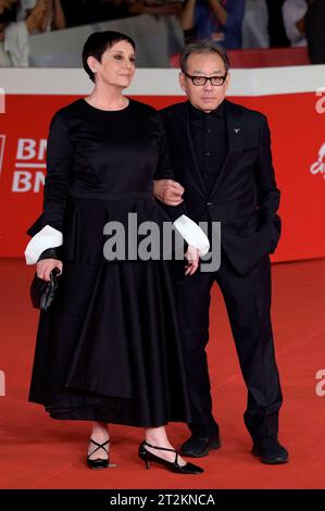 Roberta Torre und Shigeru Umebayashi bei der Premiere des Kinofilms Mi fanno male i capelli auf dem 18. Internationales Filmfestival von Rom/Festa del Cinema di Roma 2023 im Auditorium Parco della Musica. Rom, 19.10.2023 *** Roberta Torre und Shigeru Umebayashi bei der Premiere des Spielfilms Mi fanno male i capelli beim 18 Internationalen Filmfestival Rom Festa del Cinema di Roma 2023 im Auditorium Parco della Musica Rome, 19 10 2023. Foto: XA.XM.xTinghinox/xFuturexImagex capelli 3003 Credit: Imago/Alamy Live News Stockfoto