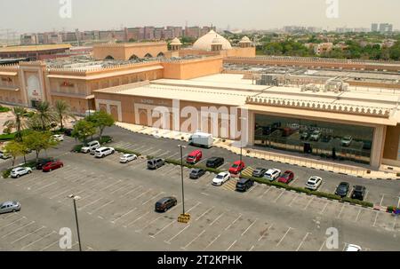 Dubai - VAE - 13. August 2023: Außenansicht der ibn Battuta Mall mit vielen Parkplätzen. Eingang zum Einkaufszentrum Dubai Stockfoto