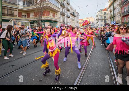 Karnevalsparade in den Straßen von Lissabon des Künstlerkollektivs Colombina Stockfoto