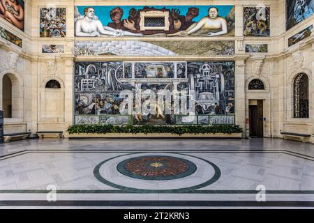 Rivera Court im Detroit Institute of Arts. Die Detroit Industry Murals (1932–1933) sind eine Serie von Fresken des mexikanischen Künstlers Diego Rivera, die aus 27 Tafeln bestehen, die die Industrie der Ford Motor Company und in Detroit, USA, darstellen. Detroit Industry Wandmalereien (1932–1933) sind eine Serie von Fresken des mexikanischen Künstlers Diego Rivera, die aus 27 Tafeln bestehen. Ein Hauptthema des Zyklus sind die Doppelqualitäten von Mensch, Natur und Technologie Stockfoto