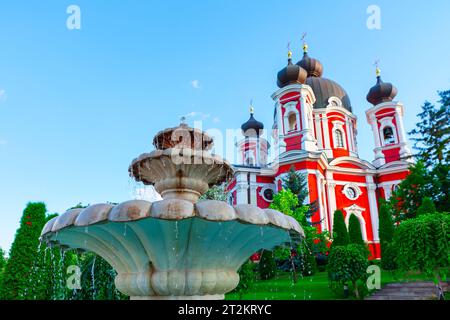 Brunnen im Park an der Kirche. Kloster Curchi aus Moldawien Stockfoto