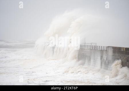 20/10/23. Hartlepool, Großbritannien. Riesige Wellen, die durch den Sturm Babet verursacht wurden, schlagen in den Wellenbrecher am Headland in Hartlepool. Der zweite benannte Sturm des Jahres erzeugte Windgeschwindigkeiten von fast 60 km/h vor der Nordostküste. Foto: Jason Brown/Alamy Live News Stockfoto