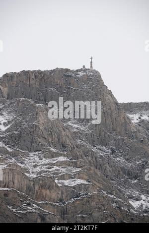 Vertikale Ansicht der Sainte Victoire mit dem Kreuz der Provence unter dem Schnee im Februar 2023, Beaurecueil, Frankreich Stockfoto