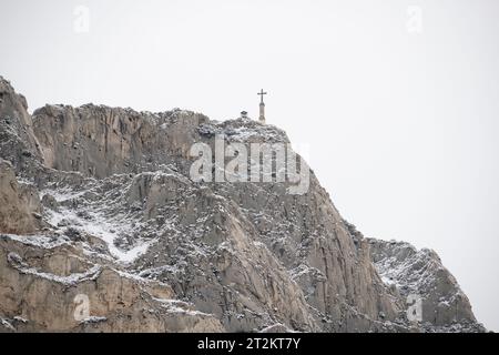 Das Kreuz der Provence, am westlichen Ende der Montagne Sainte-Victoire, unter dem Schnee im Februar 2023, Beaurecueil, Frankreich Stockfoto