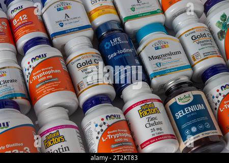 Vitamine, Mineralien und Mikronährstoffe aus iHerb. Viele verschiedene Gläser. Biologisch aktive Lebensmittelzusatzstoffe. Nahrungsergänzungsmittel online kaufen. Arzneimittel für die Gesundheit. Kiew, Ukraine – 13. Juli 2023. Stockfoto