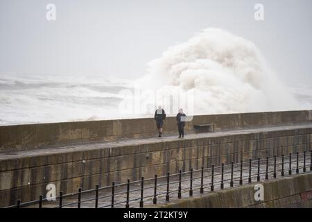 20/10/23. Hartlepool, Großbritannien. Riesige Wellen, die durch den Sturm Babet verursacht wurden, schlagen in den Wellenbrecher am Headland in Hartlepool. Der zweite benannte Sturm des Jahres erzeugte Windgeschwindigkeiten von fast 60 km/h vor der Nordostküste. Foto: Jason Brown/Alamy Live News Stockfoto