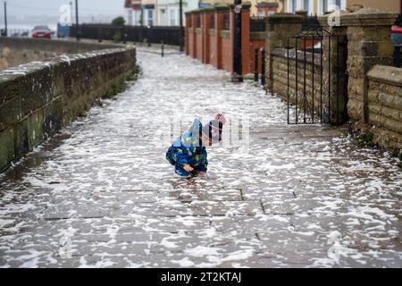 20/10/23. Hartlepool, Großbritannien. Riesige Wellen, die durch den Sturm Babet verursacht wurden, schlagen in den Wellenbrecher am Headland in Hartlepool. Der zweite benannte Sturm des Jahres erzeugte Windgeschwindigkeiten von fast 60 km/h vor der Nordostküste. Foto: Jason Brown/Alamy Live News Stockfoto