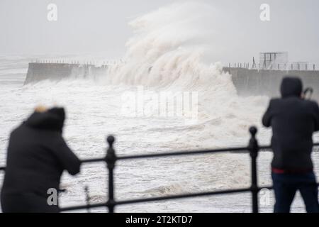 20/10/23. Hartlepool, Großbritannien. Riesige Wellen, die durch den Sturm Babet verursacht wurden, schlagen in den Wellenbrecher am Headland in Hartlepool. Der zweite benannte Sturm des Jahres erzeugte Windgeschwindigkeiten von fast 60 km/h vor der Nordostküste. Foto: Jason Brown/Alamy Live News Stockfoto