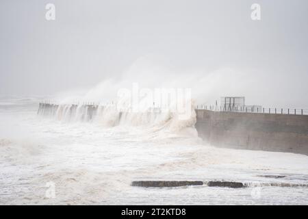 20/10/23. Hartlepool, Großbritannien. Riesige Wellen, die durch den Sturm Babet verursacht wurden, schlagen in den Wellenbrecher am Headland in Hartlepool. Der zweite benannte Sturm des Jahres erzeugte Windgeschwindigkeiten von fast 60 km/h vor der Nordostküste. Foto: Jason Brown/Alamy Live News Stockfoto