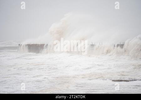 20/10/23. Hartlepool, Großbritannien. Riesige Wellen, die durch den Sturm Babet verursacht wurden, schlagen in den Wellenbrecher am Headland in Hartlepool. Der zweite benannte Sturm des Jahres erzeugte Windgeschwindigkeiten von fast 60 km/h vor der Nordostküste. Foto: Jason Brown/Alamy Live News Stockfoto