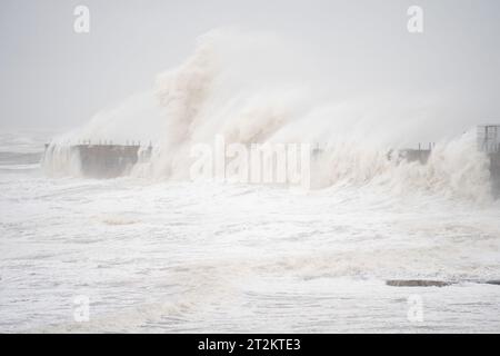 20/10/23. Hartlepool, Großbritannien. Riesige Wellen, die durch den Sturm Babet verursacht wurden, schlagen in den Wellenbrecher am Headland in Hartlepool. Der zweite benannte Sturm des Jahres erzeugte Windgeschwindigkeiten von fast 60 km/h vor der Nordostküste. Foto: Jason Brown/Alamy Live News Stockfoto