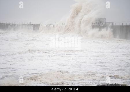 20/10/23. Hartlepool, Großbritannien. Riesige Wellen, die durch den Sturm Babet verursacht wurden, schlagen in den Wellenbrecher am Headland in Hartlepool. Der zweite benannte Sturm des Jahres erzeugte Windgeschwindigkeiten von fast 60 km/h vor der Nordostküste. Foto: Jason Brown/Alamy Live News Stockfoto