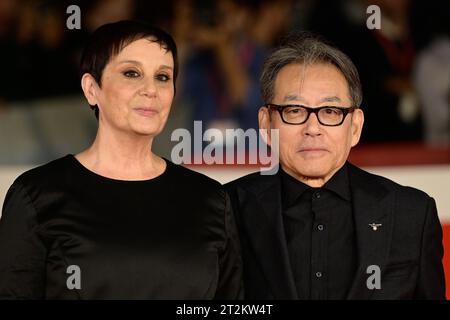 Die italienische Regisseurin Roberta Torre und der japanische Komponist Shigeru Umebayashi besuchen den roten Teppich des Films „Mi fanno male i capelli“ während des 18. Jahrhunderts Stockfoto