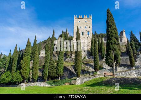 Vorderansicht des Schlosses Arco in Arco, Provinz Trient, Italien Stockfoto