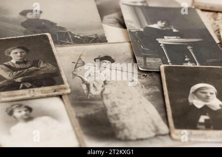 Vintage-Studio-Porträts Ende des 19. Jahrhunderts - Anfang des XX. Jahrhunderts, ehemaliges Russland Stockfoto