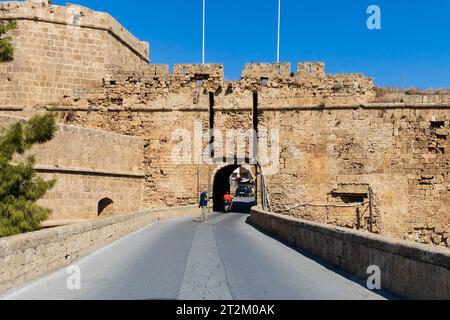Das Landtor in der Stadtmauer und die Ravetin Bastion Famagusta, Ammochostos, Gazimagusta, Türkische Republik Nordzypern. Nordzypern Stockfoto