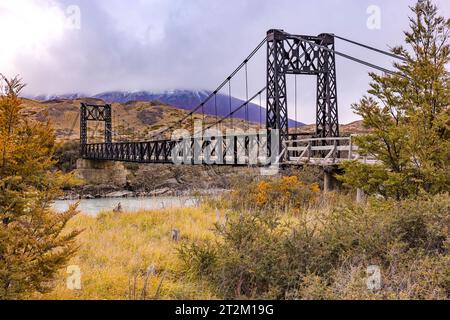 Die alte Puente Laguna Amarga über dem Rio Paine im Torres del Paine Nationalpark, Chile Stockfoto